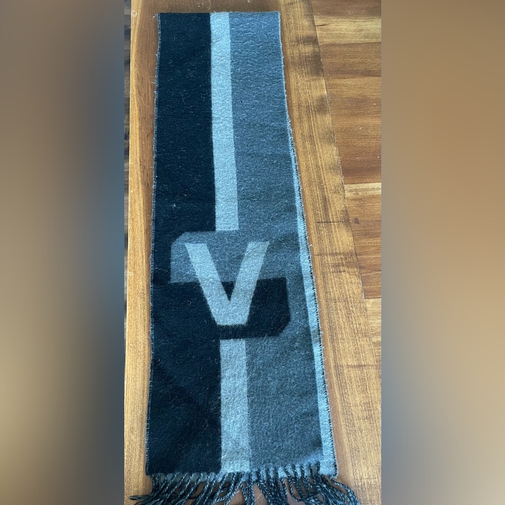 Louis Vuitton, Men’s Stylish Black and Gray Scarf